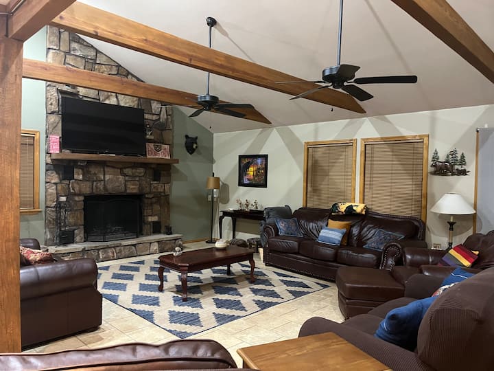 Bear's DenRide2 Wolf PenOuachita Forest Houses for Rent in Mena, Arkansas, United States