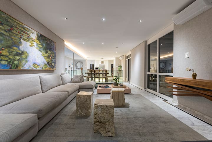 Maalibu Villa in Tamboerskloof gallery image 3