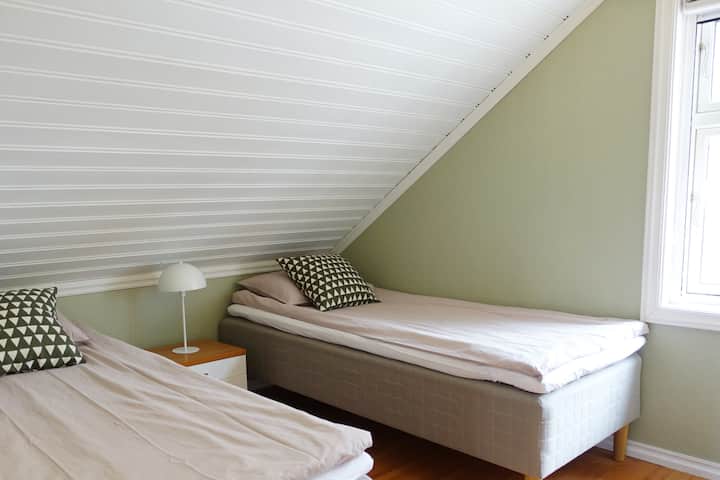 تحتوي نافذة غرفة النوم على ستارة معتِّمة وناموسية يمكن استخدامها أثناء فتح الأرملة.