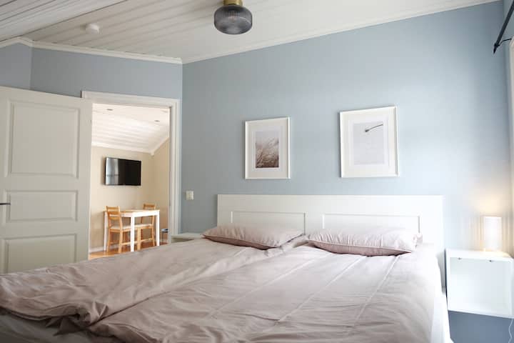 تحتوي غرفة النوم الزرقاء على سرير مزدوج مريح. يمنح لون الجدار الأزرق الغرفة جوًا مريحًا جدًا. 