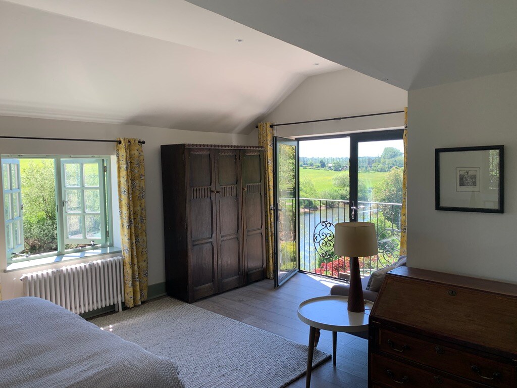 Juliette balkon u glavnoj spavaćoj sobi s pogledom na terasu.