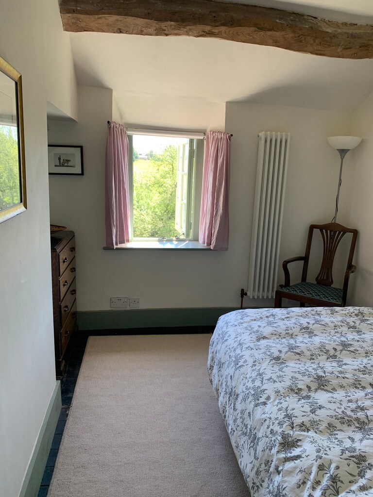 Spavaća soba 3 ima bračni krevet. Kupaonica se nalazi u cijelom hodniku.