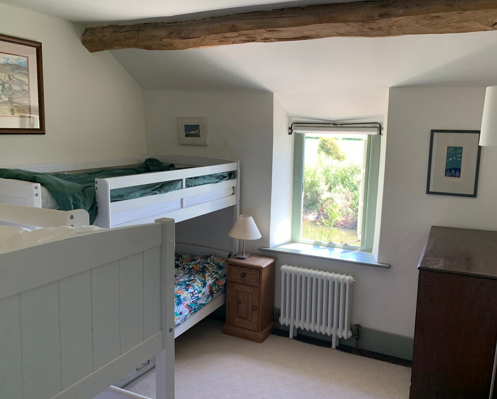 Soba na kat može spavati 4 osobe. Preko puta hodnika nalazi se kupaonica.