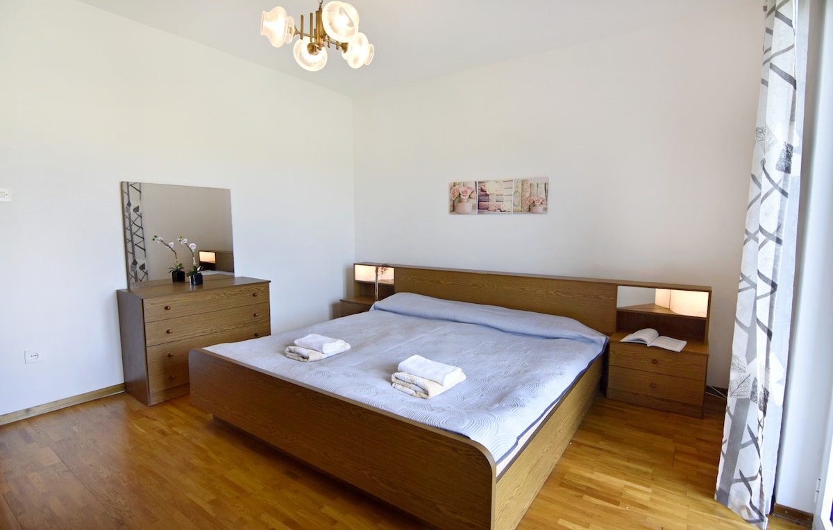 ห้องนอน 2 พร้อมเตียงคู่โต๊ะข้างเตียง 2 ตัวพร้อมโคมไฟกลางคืนลิ้นชักและกระจก