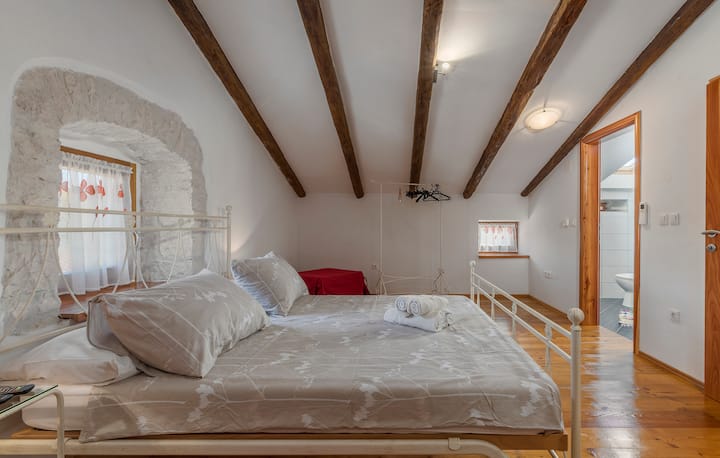 Escápate a tu santuario privado en las habitaciones bellamente diseñadas, que ofrecen una mezcla armoniosa de estética tradicional y moderna.