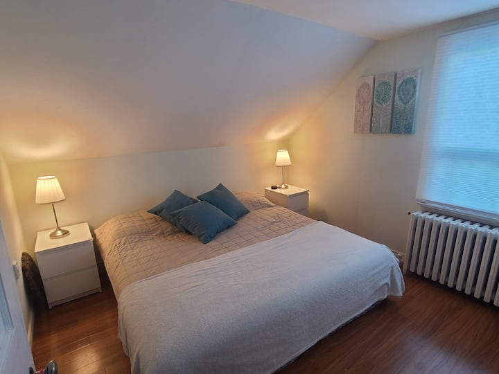 Hlavná spálňa s manželskou posteľou King a stropným ventilátorom