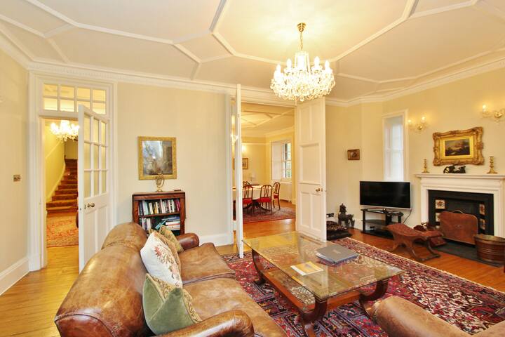 Gorgeous 3-Bedroom Apt Next to Castle & Royal Mile
