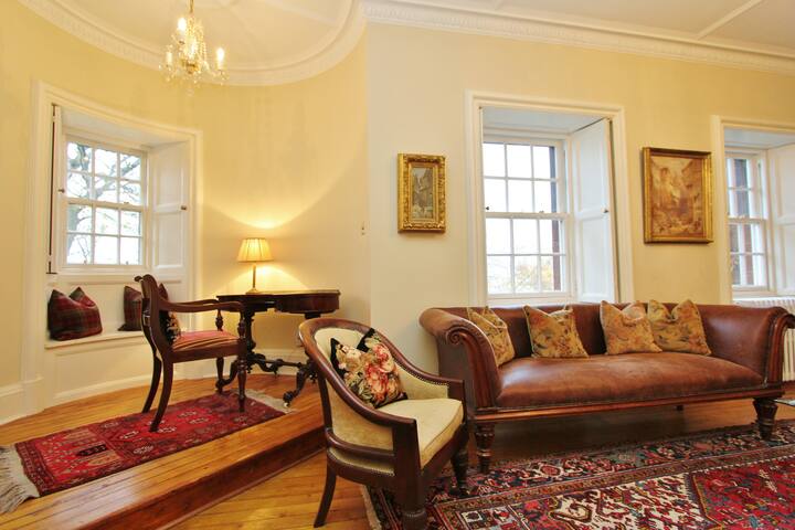 Gorgeous 3-Bedroom Apt Next to Castle & Royal Mile gallery image 4