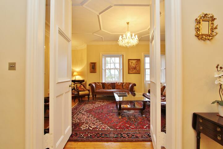 Gorgeous 3-Bedroom Apt Next to Castle & Royal Mile gallery image 2
