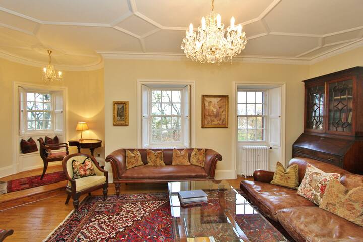 Gorgeous 3-Bedroom Apt Next to Castle & Royal Mile gallery image 3