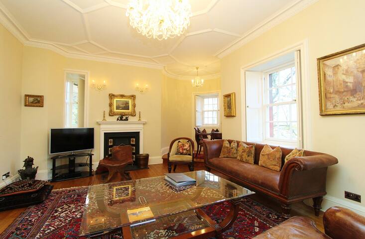 Gorgeous 3-Bedroom Apt Next to Castle & Royal Mile gallery image 5