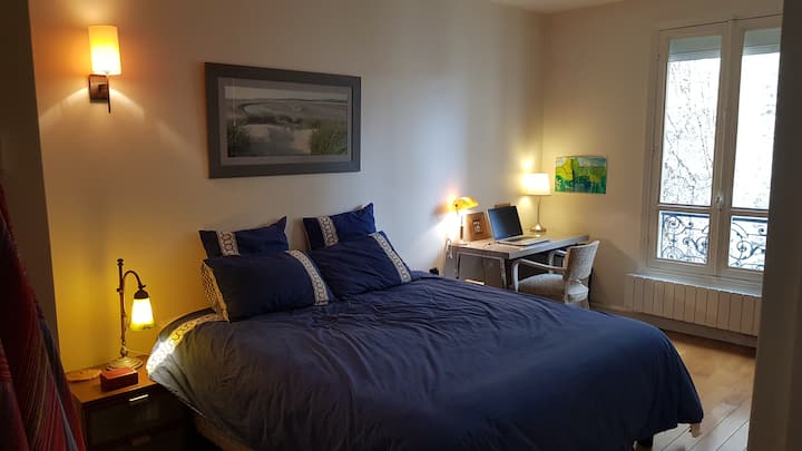 soveværelse med skrivebord og brusebad/soveværelse med skrivebord og en-suite bruser