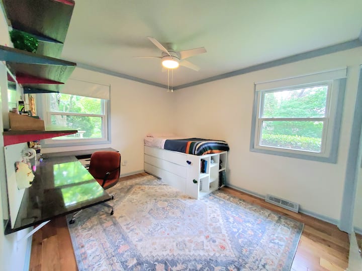 Dječja spavaća soba br. 1 s bračnim krevetom.