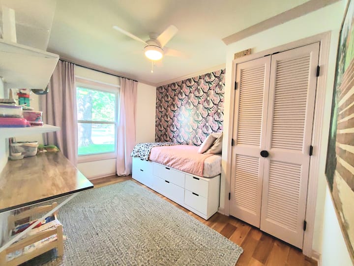 Dječja spavaća soba br. 2 s bračnim krevetom.