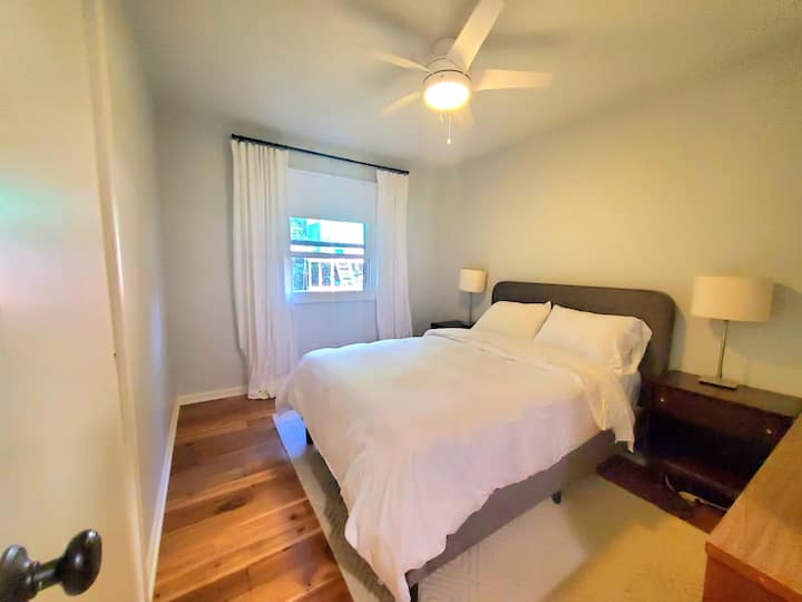 Soba za goste s bračnim krevetom.