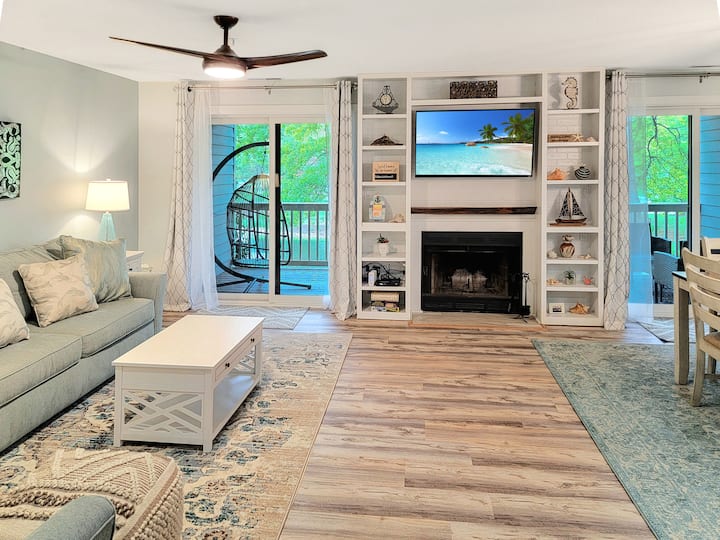 NEW Luxury Pond View Beach condo w/ Pool sleeps 4