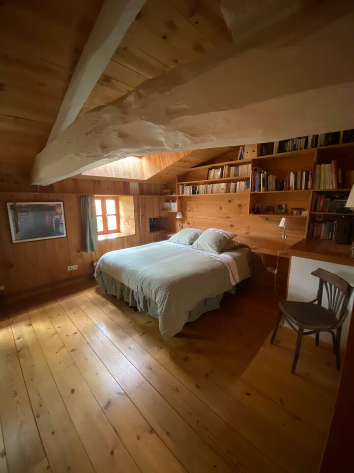 ხის ოთახი, 1-ლი სართული , 160 თეთრეული და 90 დივანი, რომელიც ზოგჯერ მესამე პირს იტევს 