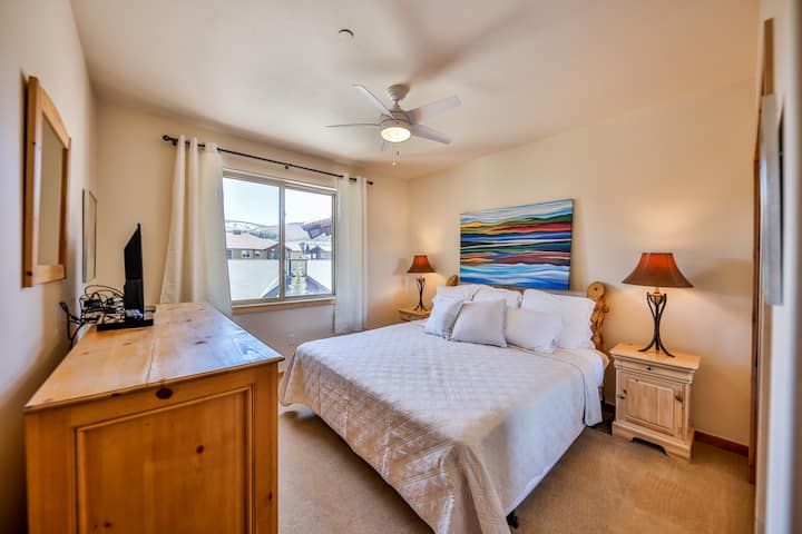 Საძინებელი დიდი საწოლითა და მთის ხედებით!