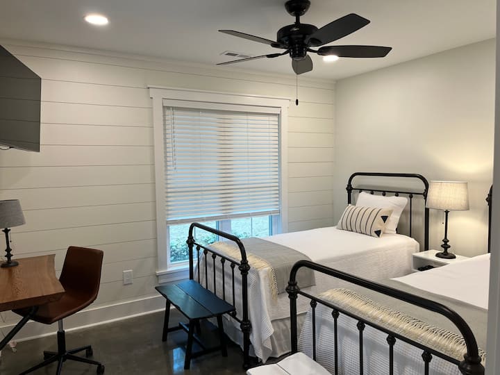 Tavolinë druri buzë të gjallë. Krevate dyshe. Televizor inteligjent.  Raft mbi tavolinë. Shufër e vogël për varje.