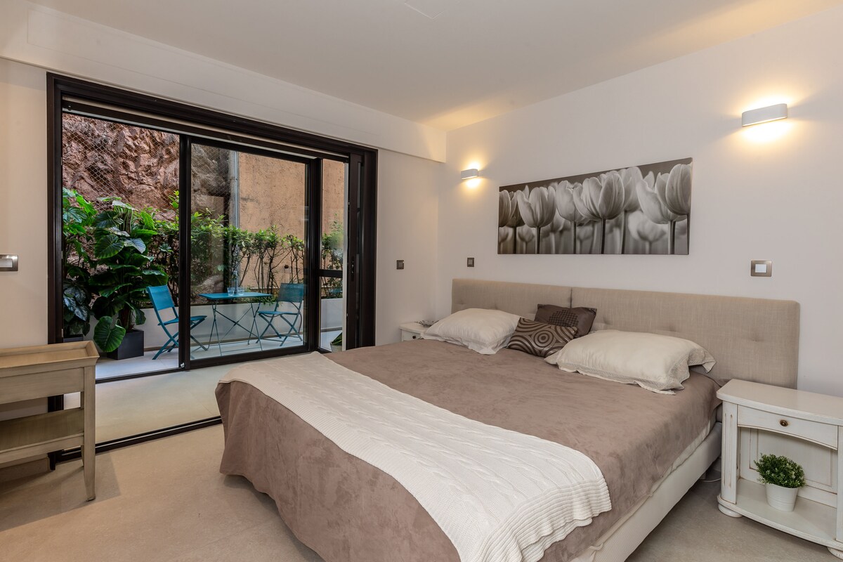 ห้องนอนด้านหลัง #2 ห้องน้ำในตัวพร้อมทางเข้าระเบียงและระเบียงที่ร่มรื่น 