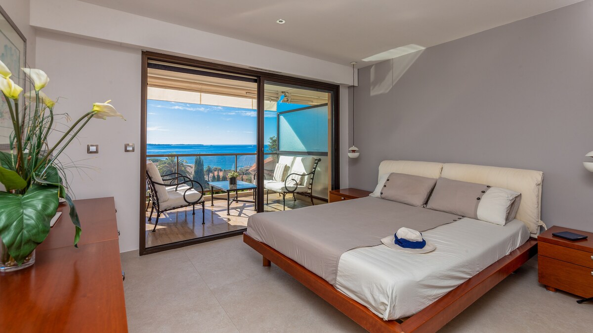 ห้องนอนใหญ่พร้อมห้องน้ำในตัวพร้อมห้องน้ำเต็มรูปแบบและมองเห็นวิวทะเล 