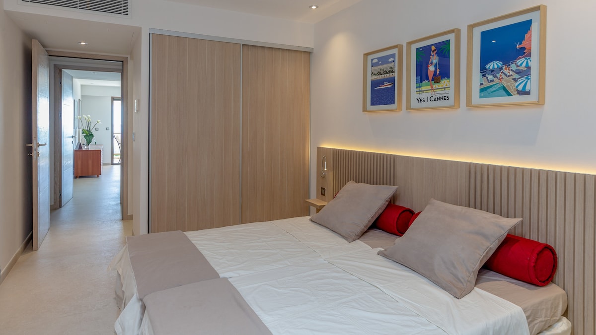 ห้องนอน N ° 3 ด้านหลัง: ในห้องสวีทพร้อมห้องน้ำ
และเข้าถึง Loggia และระเบียงด้านหลังที่ร่มรื่น 