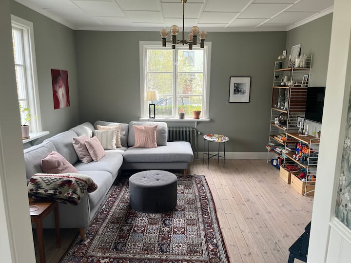 Mysig 20-talsvilla Med Tidstypiska Detaljer. - Estocolmo
