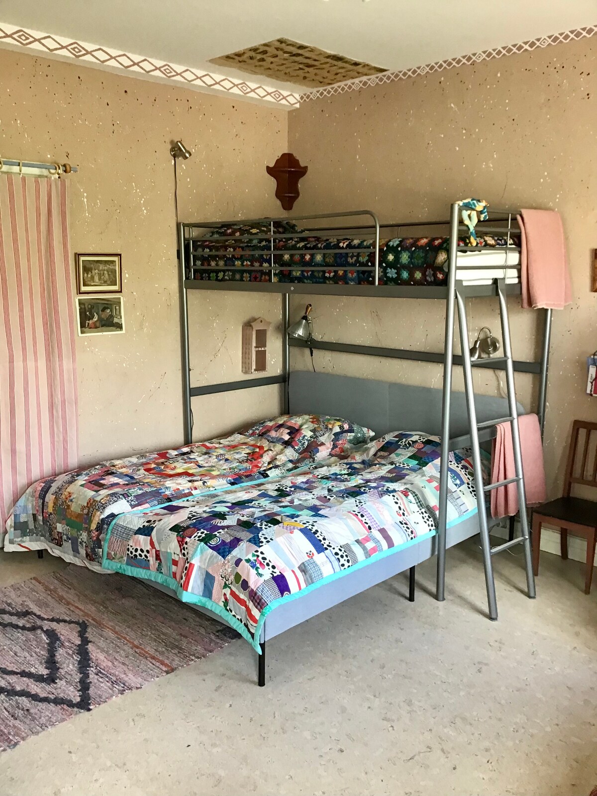 เตียงคู่พร้อมเตียงลอฟท์สวยสำหรับผู้ที่ต้องการนอนที่สูงขึ้น