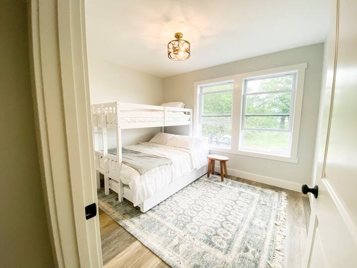 Спалня 3 - Двойна горна част, дъно на кралицата, по избор с две единични легла