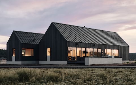 Noir Peaks a Modern Scandinavian Mountain Home