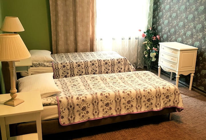 Ძლიერი ორადგილიანი ოთახი. სტუმრის მოთხოვნით, შესაძლოა, იყოს დამატებითი საწოლი ჩვილის საწოლისთვის ან ერთადგილიანი საწოლი მესამე მხარისთვის.