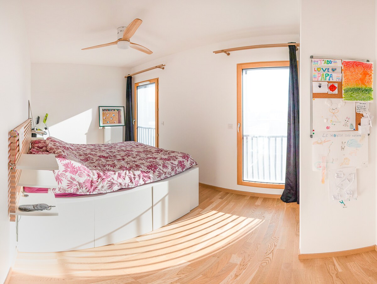 Habitación con cama doble (160cms).

Atención, la cama es un poco alta (64cms)...:)