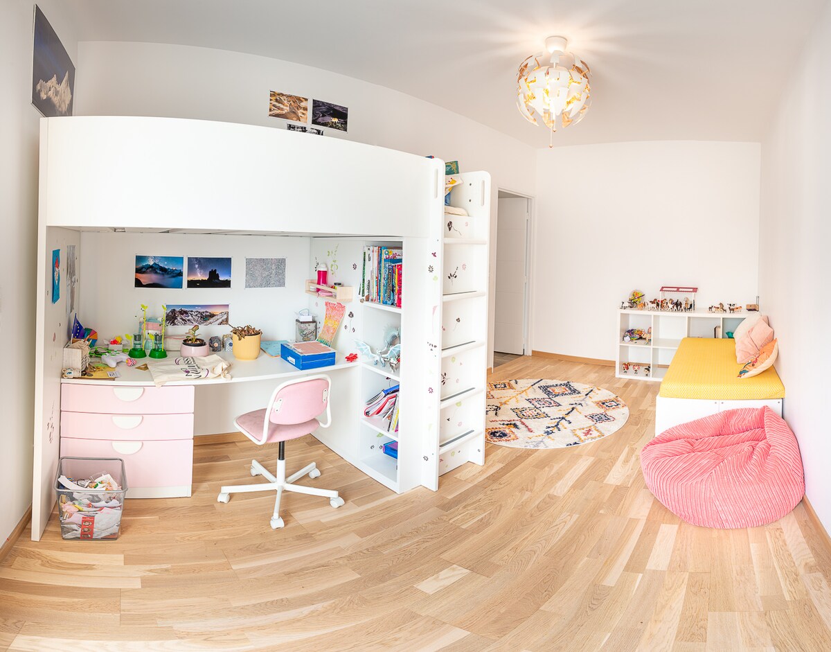 Habitación con cama elevada (y espacio para colocar otros colchones si es necesario).