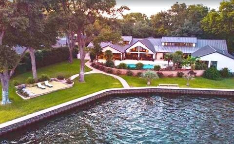 Modern Lake Mansion - CasaPalmaTX