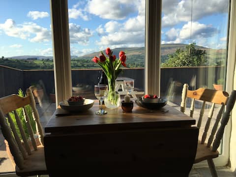 The Bothy: Cosy Cottage with Amazing Mountain View
