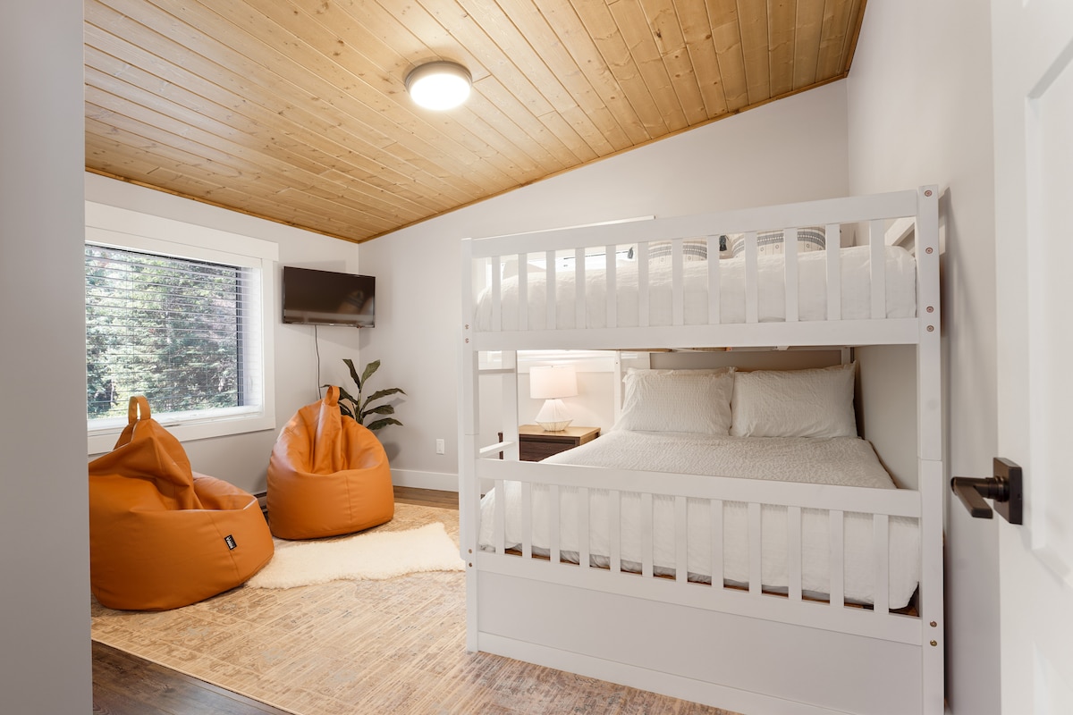 Upstairs bedroom with a double-over-double bunkbed + twin pull out trundle, and smart TV