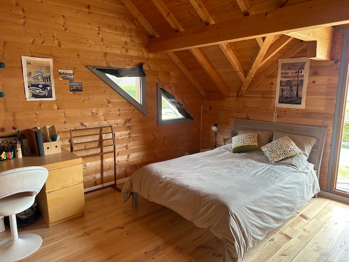 dhomë gjumi me ballkon lart