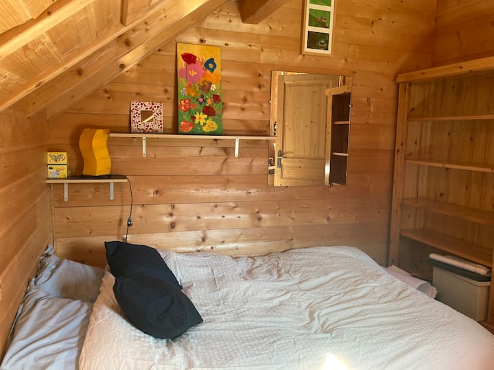 dhomë gjumi në katin e sipërm