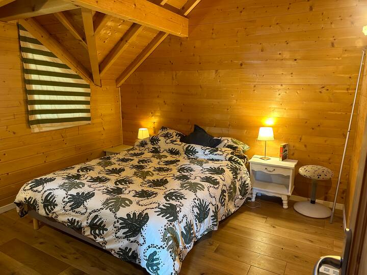 dhomë gjumi në katin e sipërm