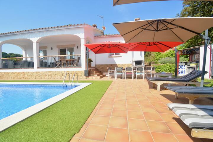 Encantadora villa con piscina, 4 hab, AC, WI-FI