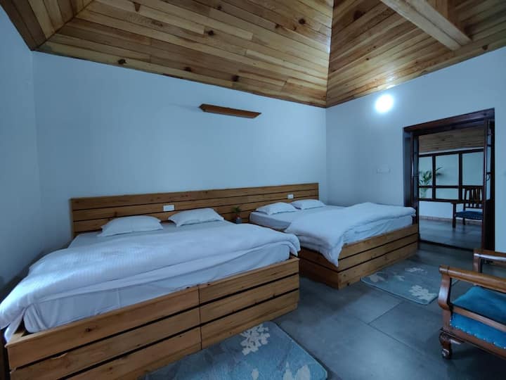 ห้องนอนพร้อมเตียงขนาดคิงไซส์ 2 หลัง