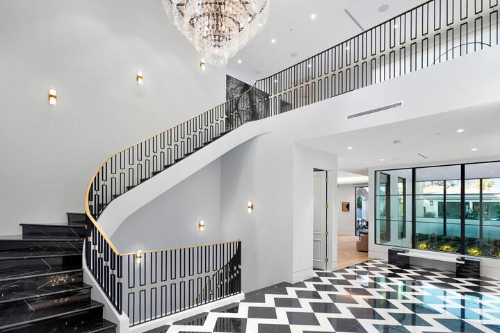 Villa Colette by LuxJB | Beverly Hills Flats gallery image 2