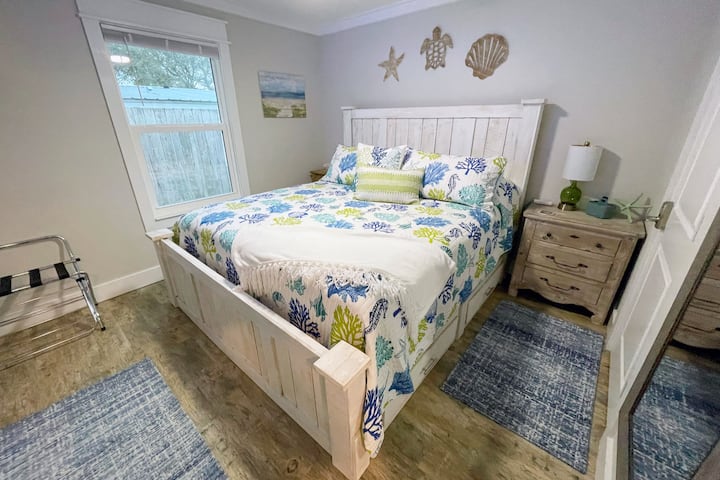 Dormitorio 1: cama tamaño king muy cómoda con USB/enchufes en mesitas de noche.