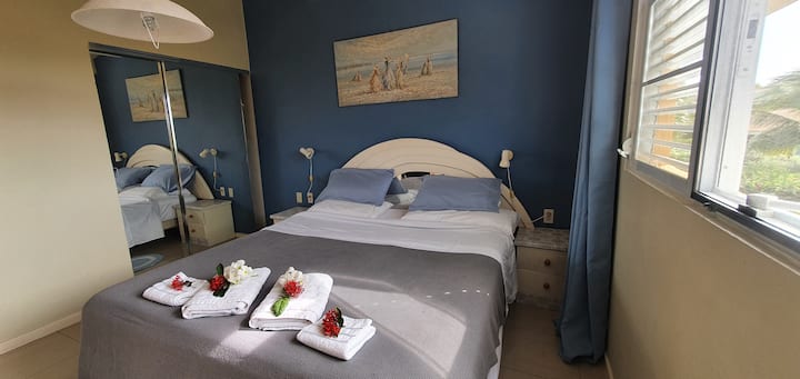 Spálňa s 2 lôžkami 200x185.
Zrkadlová skrinka s posuvnými dverami a kúpeľňou