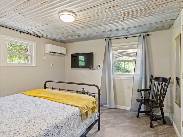 La chambre principale dispose d'un plafond industriel et d'une télévision Apple. Chaque chambre a son propre contrôle de la température.