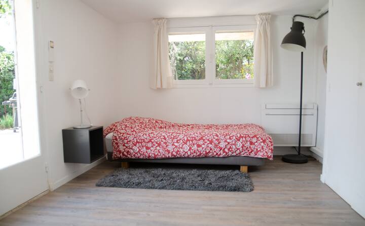 Habitación #5
Planta baja Jardín
Aire acondicionado de 2 lits simples