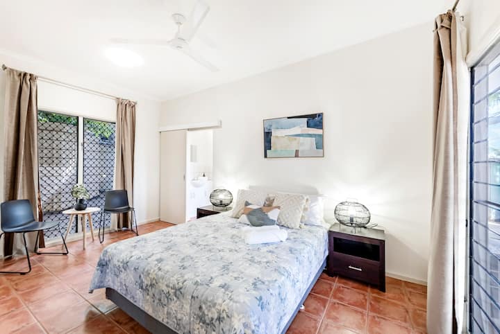 توفر شقة الجدة غرفة نوم منفصلة بسرير بحجم كبير وحمام داخلي.