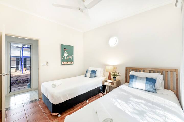 تم تجهيز غرفة النوم الثالثة أيضًا بسريرين فرديين ، مثاليان لأولئك الذين يسافرون مع الأطفال.
