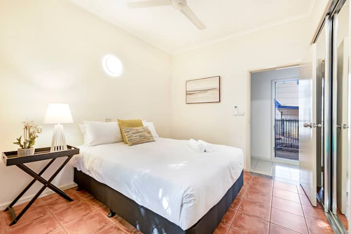 تم تجهيز غرفة النوم الثانية بسرير بحجم كبير