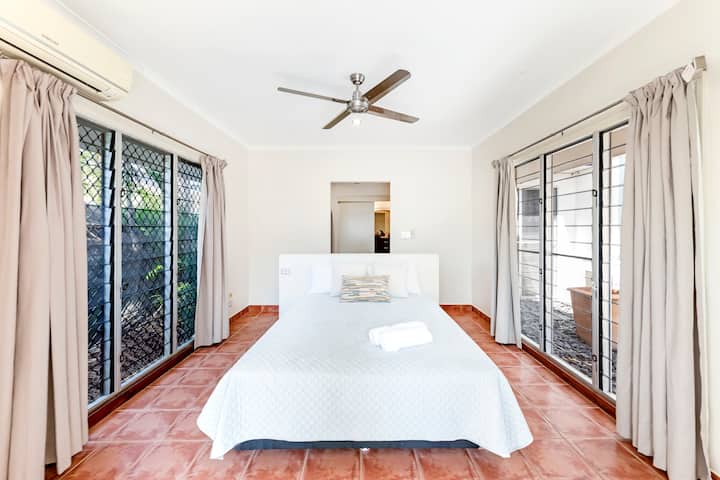 النوم بسهولة داخل غرفة النوم الرئيسية ، والتي تأتي مع نوافذ رائعة كاملة الارتفاع على كلا الجانبين ، وحمام داخلي ، ومساحة مخصصة للعمل ، بالإضافة إلى الوصول المباشر إلى حمام السباحة
